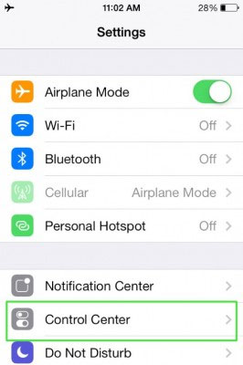 Trong giao diện trang Settings, bạn nhấn chọn Control Center. Vô hiệu Control Center tại màn hình Lock Screen của iOS 7