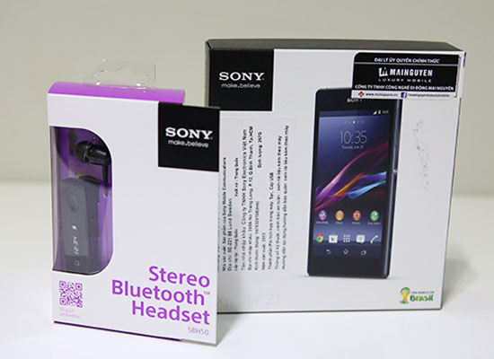 Hộp đựng Z1 cùng tai nghe đi kèm. "Mở hộp" Xperia Z1 smartphone lai máy ảnh của Sony