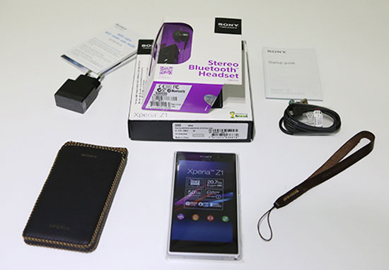 Máy cùng các phụ kiện. "Mở hộp" Xperia Z1 smartphone lai máy ảnh của Sony