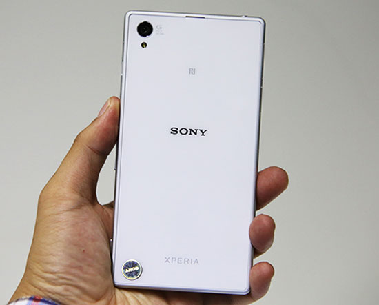 Nắp lưng sau với camera 20,7 megapixel và ống kính G lens. "Mở hộp" Xperia Z1 smartphone lai máy ảnh của Sony