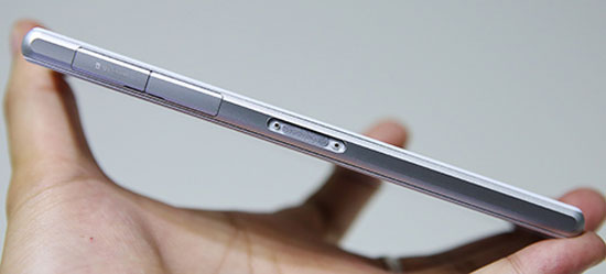 Chân cắm dock sạc, cổng sạc và khe cắm thẻ nhớ ở cạnh trái máy. "Mở hộp" Xperia Z1 smartphone lai máy ảnh của Sony