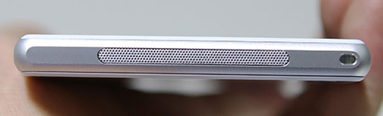 Loa ngoài ở phía dưới máy. "Mở hộp" Xperia Z1 smartphone lai máy ảnh của Sony