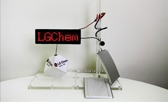 LG Chem giới thiệu pin Cable Battler, tiếp đến là pin cong và cuối cùng là pin bậc thang. LG ra mắt pin uốn dẻo trang bị cho smartphone