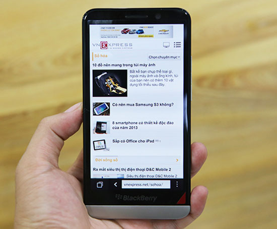 "Đập hộp" BlackBerry Z30 tại Việt Nam
