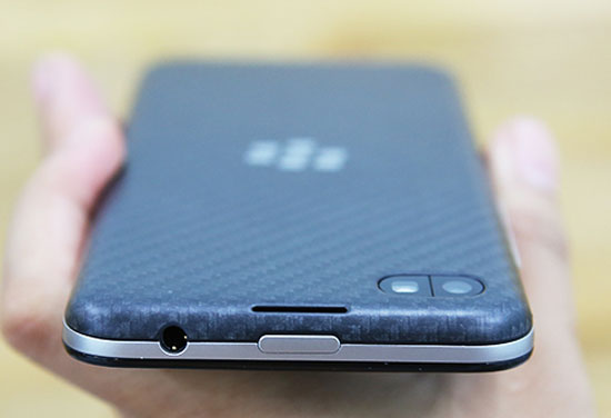 "Đập hộp" BlackBerry Z30 tại Việt Nam