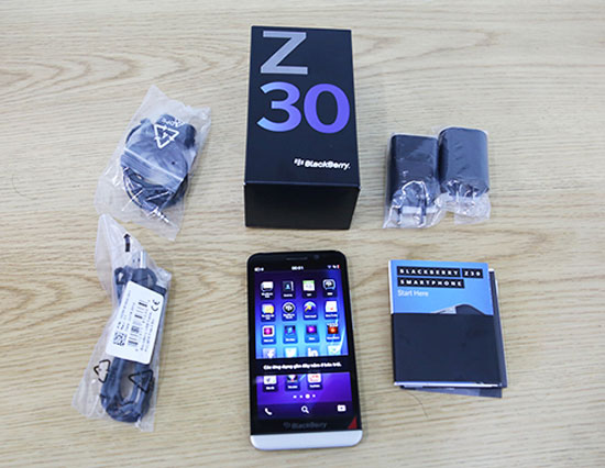 "Đập hộp" BlackBerry Z30 tại Việt Nam