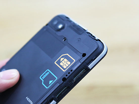 "Đập hộp" BlackBerry Z30 tại Việt Nam