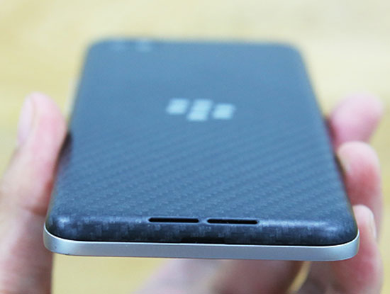 "Đập hộp" BlackBerry Z30 tại Việt Nam