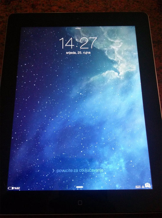 Thanh status bar bị lộn ngược ở ngay màn hình khóa của iOS 7. Điểm danh loạt lỗi nhỏ nhưng khó chịu của iOS 7