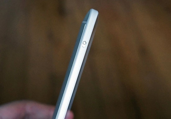 Chốt mở nắp lưng. HTC One "phóng to" trình làng với cảm biến vân tay