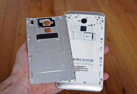 HTC One Max sở hữu bộ vỏ kiểu nguyên khối với chất liệu nhôm. HTC One "phóng to" trình làng với cảm biến vân tay