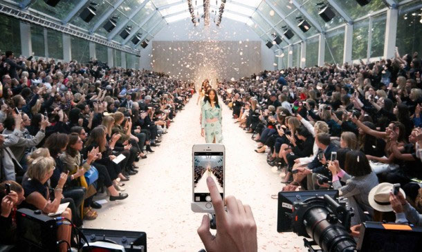 Apple thuê CEO Burberry làm Giám đốc cửa hàng bán lẻ