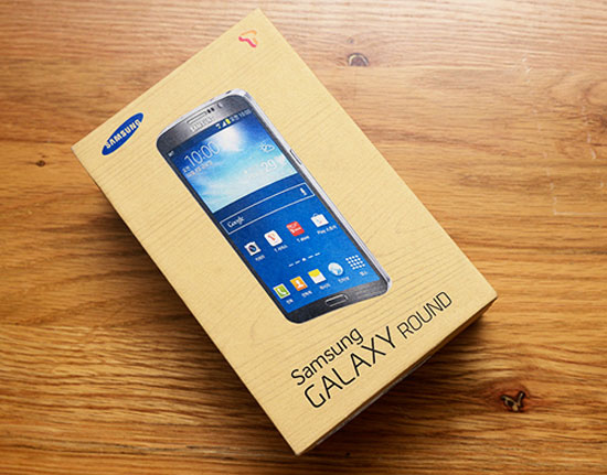 Hộp đựng máy với thiết kế và màu sắc đặc trưng của Samsung. Smartphone màn hình cong xuất hiện ở Việt Nam