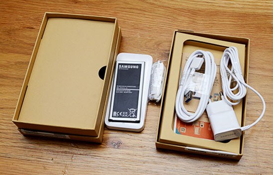 Do là phiên bản bán riêng tại Hàn Quốc nên máy sẽ có sạc rời, cáp kết nối, một hộp sạc pin riêng. Smartphone màn hình cong xuất hiện ở Việt Nam