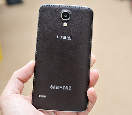 Nắp lưng sau vẫn theo phong cách của Note 3 với các đường dập giả chỉ khâu. Smartphone màn hình cong xuất hiện ở Việt Nam