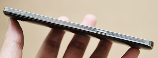 Nút nguồn ở cạnh trái máy. Smartphone màn hình cong xuất hiện ở Việt Nam