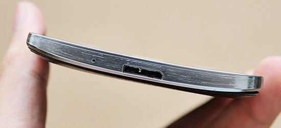 Phía dưới là micro và cổng sạc kiêm kết nối microUSB 3.0 Smartphone màn hình cong xuất hiện ở Việt Nam