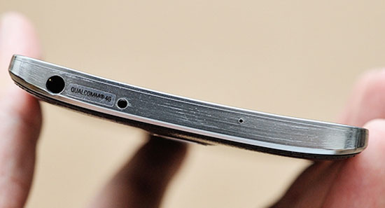 Phía trên máy là jack cắm tai nghe và cổng hồng ngoại. Smartphone màn hình cong xuất hiện ở Việt Nam