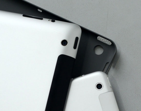 Camera nằm ở sát góc viền hơn. iPad 5 chưa ra mắt, phụ kiện đã có mặt ở Việt Nam