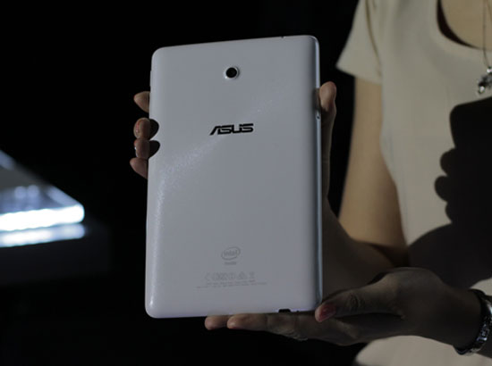 Mặt sau máy với hoa văn vân nổi dạng vòng tròn đồng tâm. Asus FonePad 7 giá 6,5 triệu đồng ở Việt Nam