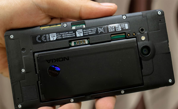 Windows Phone chuyên chụp tự sướng của Nokia bắt đầu bán