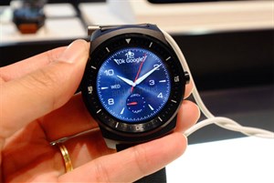 LG G Watch R bán ngày 14/10, giá hơn 300 USD