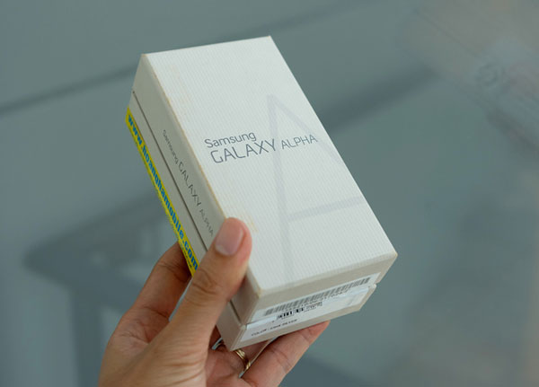 Mở hộp Samsung Galaxy Alpha chính hãng giá 14 triệu đồng Mở hộp Samsung Galaxy Alpha chính hãng giá 14 triệu đồng