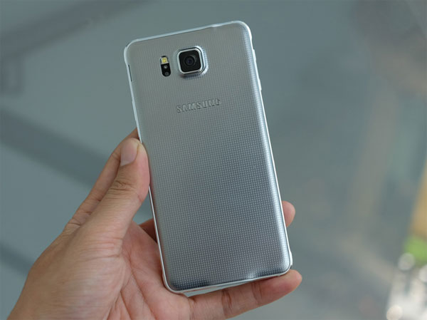 Dù viền làm bằng kim loại nhưng mặt sau vẫn bằng nhựa và có thể tháo lắp dễ dàng Mở hộp Samsung Galaxy Alpha chính hãng giá 14 triệu đồng