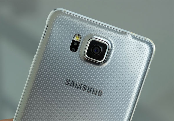 Camera 12 megapixel còn camera phụ phía trước có độ phân giải 2,1 megapixel Mở hộp Samsung Galaxy Alpha chính hãng giá 14 triệu đồng