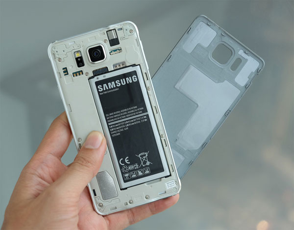 Pin máy có thể tháo rời Mở hộp Samsung Galaxy Alpha chính hãng giá 14 triệu đồng