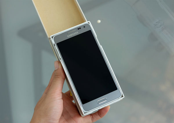 Mở hộp Samsung Galaxy Alpha chính hãng giá 14 triệu đồng Mở hộp Samsung Galaxy Alpha chính hãng giá 14 triệu đồng