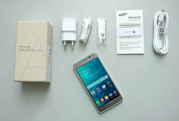 Phụ kiện đi kèm máy có sách hướng dẫn, sạc, cáp, tai nghe. Mở hộp Samsung Galaxy Alpha chính hãng giá 14 triệu đồng
