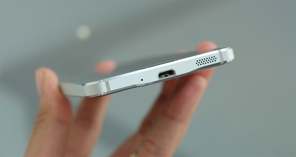 Cạnh dưới với loa ngoài và cổng microUSB Mở hộp Samsung Galaxy Alpha chính hãng giá 14 triệu đồng