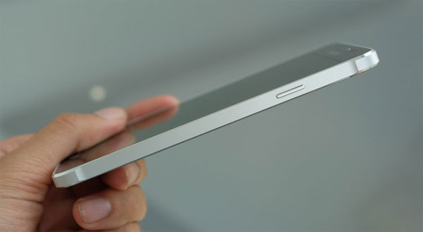 Cạnh bên là phím nguồn Mở hộp Samsung Galaxy Alpha chính hãng giá 14 triệu đồng