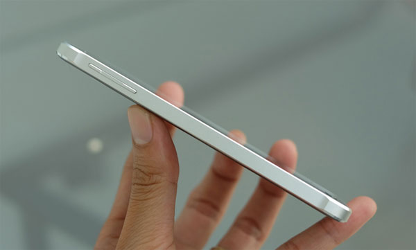 Cạnh còn lại là phím tăng giảm âm lượng thiết kế khá tinh xảo Mở hộp Samsung Galaxy Alpha chính hãng giá 14 triệu đồng