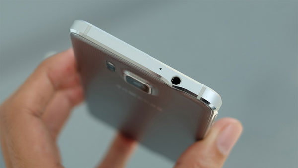 Phía trên có cổng 3,5 mm Mở hộp Samsung Galaxy Alpha chính hãng giá 14 triệu đồng