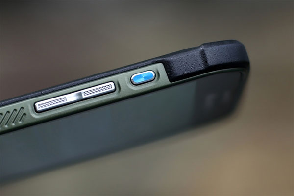 Phía trên phím âm lượng ở cạnh trái là một phím chức năng màu xanh Mở hộp Galaxy S5 phiên bản siêu bền giá 16 triệu đồng