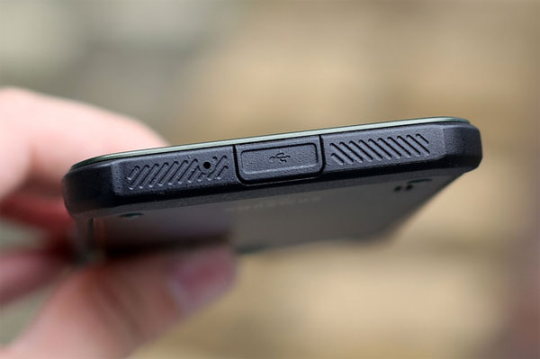 Cạnh dưới là cổng sạc microUSB với nắp đậy kín. Mở hộp Galaxy S5 phiên bản siêu bền giá 16 triệu đồng