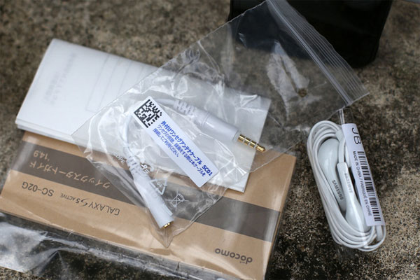 Là hàng được phân phối tại Nhật, nên sản phẩm chỉ đi kèm với tai nghe và giắc chuyển, không có sạc và cáp Mở hộp Galaxy S5 phiên bản siêu bền giá 16 triệu đồng