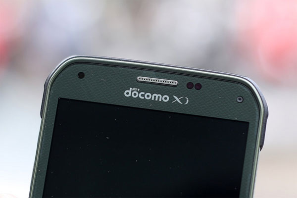 Các góc cạnh được bo bằng cách vát chéo thay vì bo tròn Mở hộp Galaxy S5 phiên bản siêu bền giá 16 triệu đồng