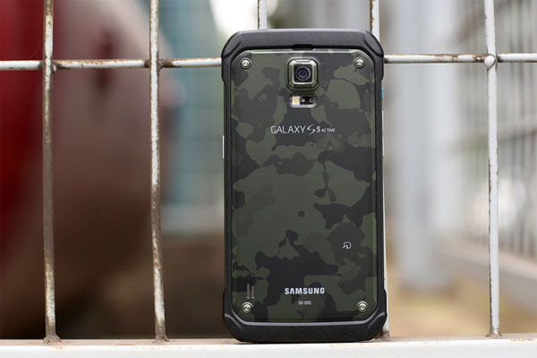 Mặt lưng trông hầm hố, bắt mắt hơn bản gốc Mở hộp Galaxy S5 phiên bản siêu bền giá 16 triệu đồng