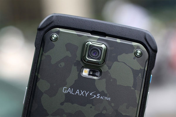 Camera 16 megapixel và cảm biến đo nhịp tim trông hầm hố hơn Mở hộp Galaxy S5 phiên bản siêu bền giá 16 triệu đồng