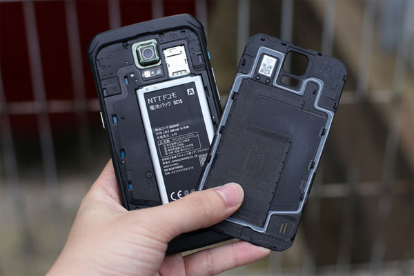 Samsung vẫn sử dụng gioăng cao su đơn giản để chống nước Mở hộp Galaxy S5 phiên bản siêu bền giá 16 triệu đồng