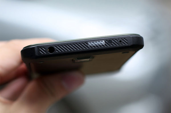 Khung viền của máy được bọc nhựa dày và cứng Mở hộp Galaxy S5 phiên bản siêu bền giá 16 triệu đồng