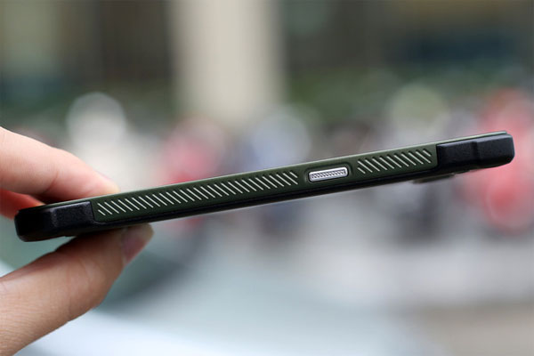 Cạnh phải có phím nguồn. Mở hộp Galaxy S5 phiên bản siêu bền giá 16 triệu đồng