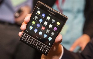 Thử độ bền BlackBerry Passport khi thả rơi cao 2 mét