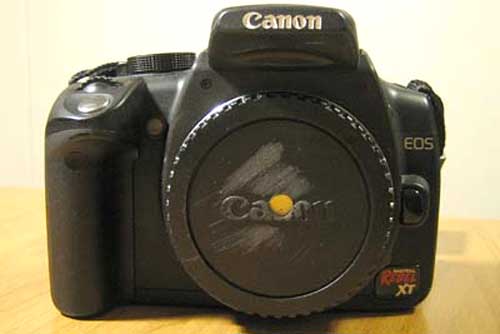 Đục một lỗ nhỏ trên nắp bảo vệ rồi gắn vào thân máy thay cho ống kính, bạn đã có một máy ảnh pinhole kỹ thuật số. Ảnh: Anttila.