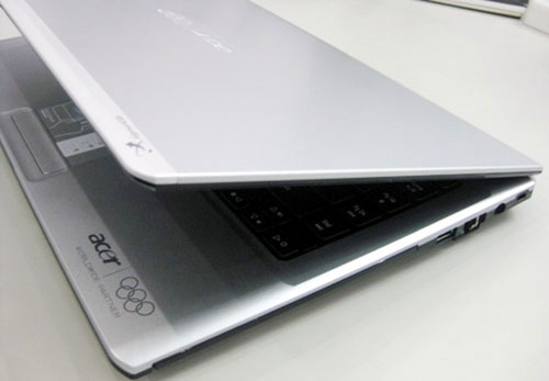 Biểu tượng Acer và Olympic in nổi trên lớp vỏ hợp kim nhôm.