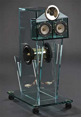 Loa center với hai loa trung đều quay về trước thay vì xếp ngược nhau. Ảnh: Ultimateavmag.