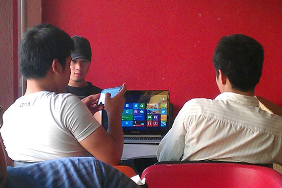 Laptop màn hình cảm ứng liên tiếp lên kệ